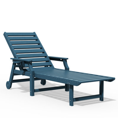 Chaise longue d'extérieur en PEHD, dossier réglable à 5 positions, avec roulettes et porte-gobelet, idéale pour la terrasse de piscine ou le jardin, bleu marine.