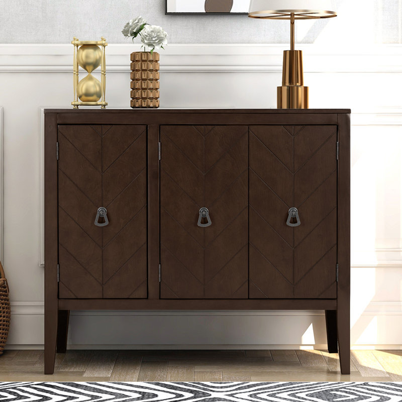 Buffet rustique en pin avec tablettes réglables et poignées en métal, parfait pour un rangement polyvalent et une organisation élégante