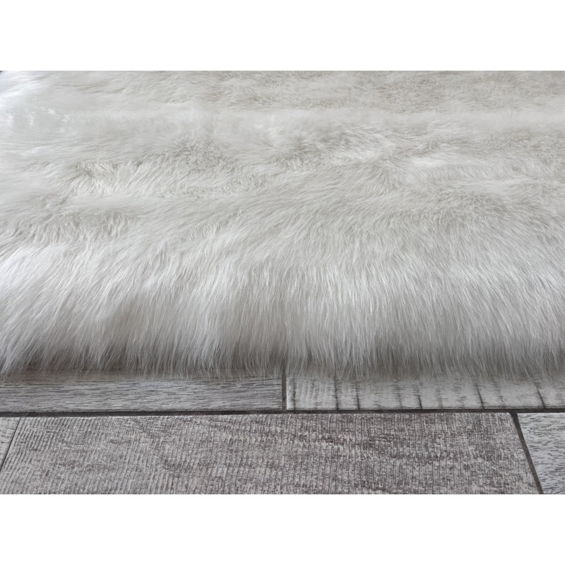 Mar Vista Faux Sheepskin Indoor Rug, Round 8'6"