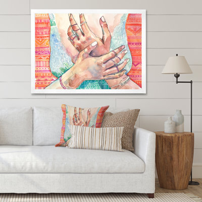 Détail de mains de femme sur fond bleu - peinture sur toile