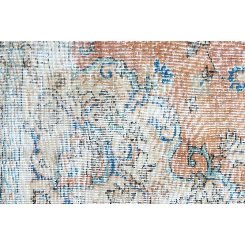 Petit tapis turc vintage rétro au design anatolien discret avec un soupçon d'orange pour un look bohème chic