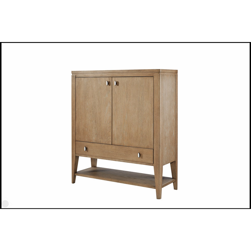 Commode de porte à finition caramel avec charnières à fermeture en douceur et rangement à compartiments multiples pour les intérieurs modernes et transitionnels