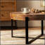 Table basse épissée moderne rétro avec plateau en bois de sapin et pieds croisés noirs robustes pour un design élégant et durable