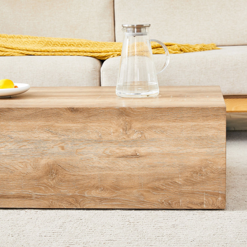 Rehaussez votre espace de vie avec cette table basse moderne en panneau de fibres à densité moyenne qui met en valeur des motifs de texture de bois clair et doux. Il se caractérise par un design élégant. 39,3 * 21,7 * 11,8.