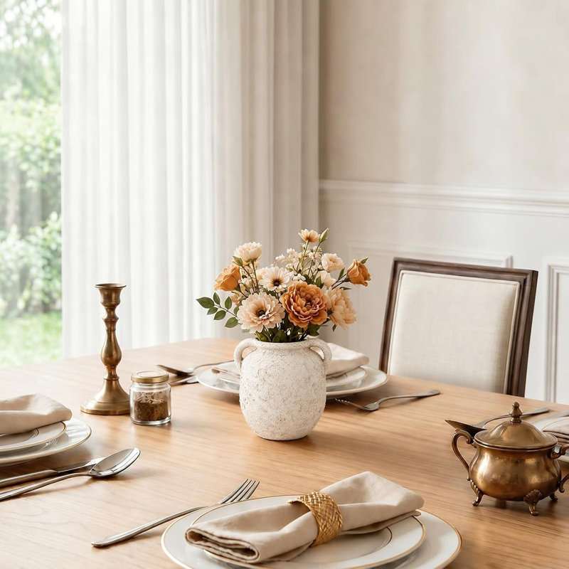Plateau de table en céramique blanc crème de 15 cm de diamètre, à double anse et large ouverture, avec une texture mate effet grès. Parfait pour décorer un bureau ou un salon.
