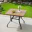 Table de salle à manger d'extérieur avec trou pour parasol, texture semblable au bois et structure en métal toutes saisons pour la piscine, la terrasse et le porche