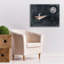  «Papier avion vers la lune» par Rachel Nieman, art mural sur toile, 34 po x 26 po