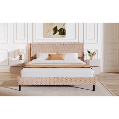 Lit très grand chameau, chambre douce, trois coussins rembourrés pour le soutien, base en bois stable, lit à bordure avec confort pour la peau, détente confortable, structure solide et style simple