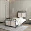 Lit plateforme simple sans sommier tapissier en métal noir classique avec tête et pied de lit en lin pour la chambre à coucher