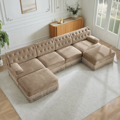 Tissu en velours confortable en forme de U respirant, canapé de style Chesterfield, jupe à franges à franges sur le plancher, conception combinée modulaire, conception ergonomique, conception capitonnée à boutons, pour les salons