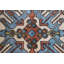 Tapis turc rétro tissé à la main dans des tons de bleu et orange avec motif géométrique pour un décor de sol élégant