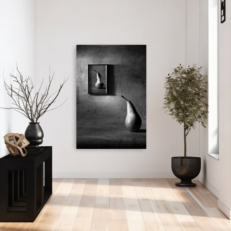 Poire et reflet - Affiche murale contemporaine surréaliste et dramatique représentant des fruits, H 48 po x l 32 po