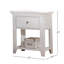Table de chevet à finition blanche avec tablette et 1 tiroir en bas sous une élégante ouverture en bois pour l'ambiance de la chambre à coucher