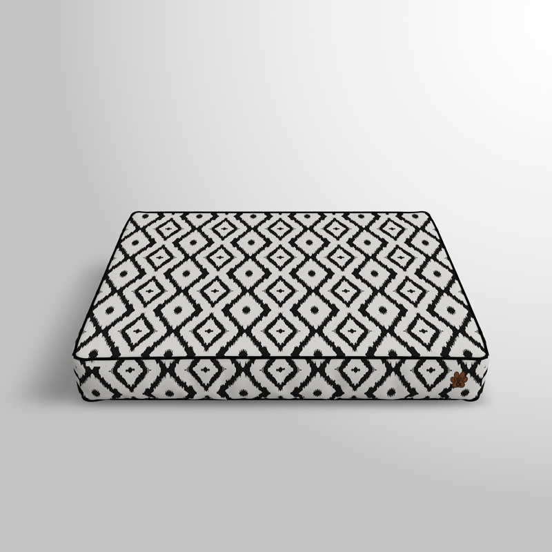 Darnita Geometric Polyester Pet Bed, Small (27" W x 20" D x 4" H)