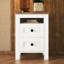 Table de chevet 2 chambres en blanc et brun, peu encombrante et élégante