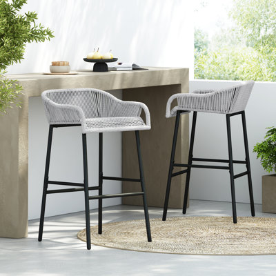 Tabouret de bar de style contemporain en corde grise de jardin et d'extérieur de 2 pour un divertissement décontracté, un confort ergonomique, une structure en métal stable, une terrasse au bord de la piscine et des sièges confortables.