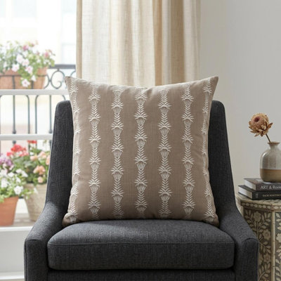 Coussin décoratif 20 "en coton taupe et blanc avec broderie