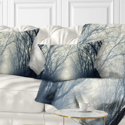 Coussin décoratif forêt sombre dans le brouillard foncé