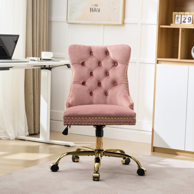 Fauteuil de bureau moderne en velours rose avec piètement en métal doré, pivotant et réglable, design capitonné, mousse à haute résilience, boutons cousus à la main, garniture décorative cloutée, revêtement pivotant, triple couche électroplaquée