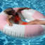 Sunnylife: anneau de piscine à tube de luxe - rayé rose Stole My Heart - chaise longue gonflable, siège central en forme de cœur, siège en filet, jeu d'eau, enfants de 8 ans et plus