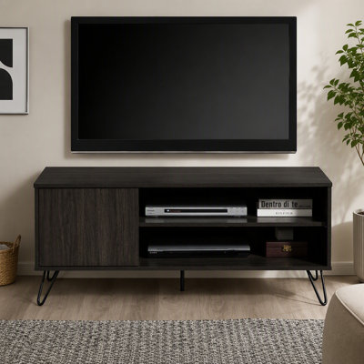 Meuble télé moderne en bois avec étagères ouvertes et rangements intégrés