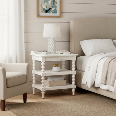 Table de chevet en blanc antique, avec bois franc massif et placages de chêne, deux tablettes de présentation, un plateau coulissant, des pieds tournés à la bobine, des patins de coin avec patins de rangement blancs, des tablettes de rangement, un plateau supérieur