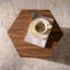 Table d'appoint hexagonale en bois de noyer veiné, entièrement assemblée pour petits appartements, 39,8 x 34 x 48 cm, table basse moderne avec grain, prête à l'emploi dans les espaces de vie.