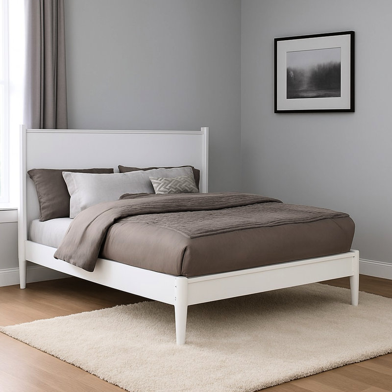 Très grand lit plateforme Mid-Century moderne au fini blanc, aucun sommier tapissier requis, pieds fuselés ronds, ensemble de lattes pour le soutien de la chambre à coucher et confort d'air