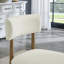 Ensemble de 2 chaises d'appoint en chêne noyer avec tissu Sherpa beige, alliant confort et élégance pour les espaces de salle à manger modernes