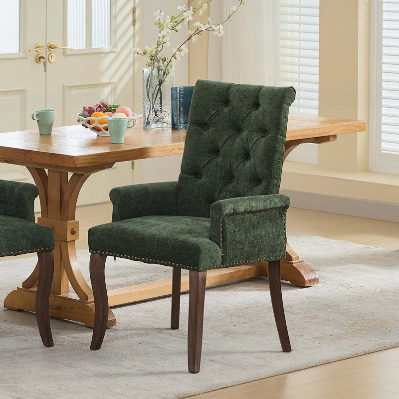 Chaise de salle à manger élégante en tissu chenille, pieds en bois courbés, dossier capitonné et accoudoirs confortables pour intérieurs modernes.