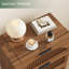Table de chevet cannelée à 3 tiroirs de 60 cm de large avec poignées en métal, table de chevet en bois avec façades arquées pour chambre à coucher-1025762948