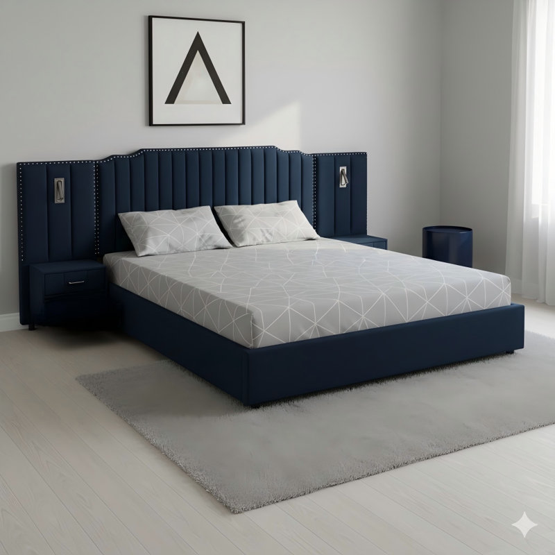 Lit plateforme tapissier très grand en tissu velours, présentant un motif à rayures verticales avec des boutons. Comprend une tête de lit, une structure solide et une table de chevet. Un sommier n'est pas nécessaire. Couleur: bleu foncé.