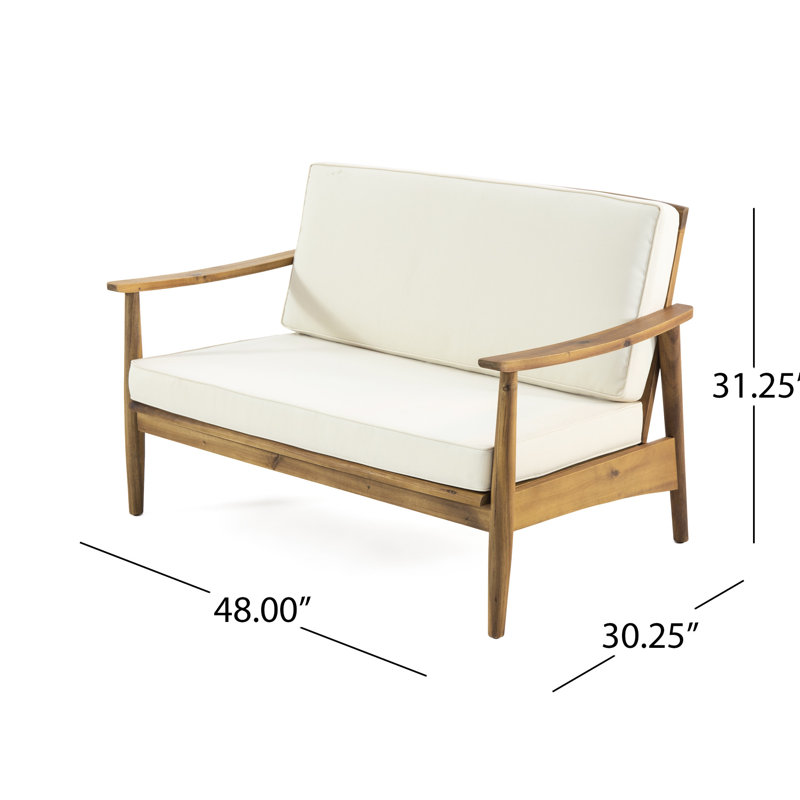 Table basse robuste en bois pour l'extérieur, idéale pour aménager des espaces de détente sophistiqués.