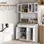 Garde-manger autoportant avec 5 portes, 2 tiroirs, tablettes réglables, support à micro-ondes, blanc pour le garage en verre de la salle à manger,