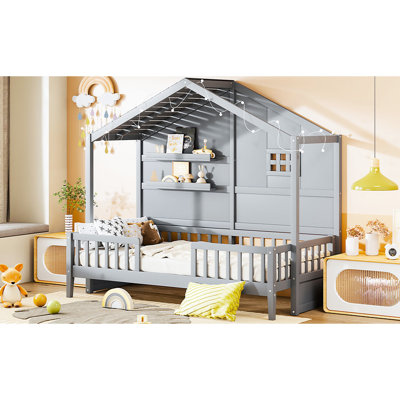 Lit simple gris avec tablettes, toit romantique pour un environnement de sommeil paisible, charmant développement de chambre relaxante