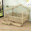 Lit en bois en forme de maison-88580468-88580467