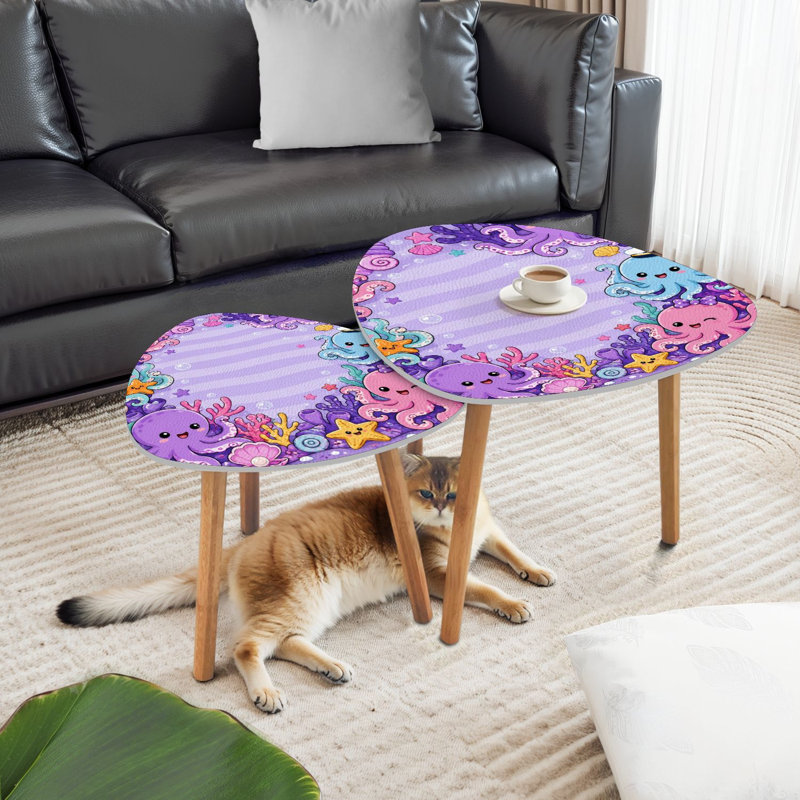 Ensemble de 2 tables basses gigognes triangulaires modernes, ornées de pieuvres mignonnes et de créatures marines coralliennes colorées. Style du milieu du siècle, petites tables d'appoint pour salon, chambre, appartement et décoration intérieure.