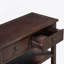 Console de style rétro fabriquée en pin massif avec deux tablettes ouvertes et trois tiroirs pour la décoration intérieure
