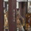 Vitrine lumineuse avec 6 tablettes, peu encombrante, construction, détails raffinés, verre doux cerise de qualité musée, dossier en miroir, 4 outils de configuration,
