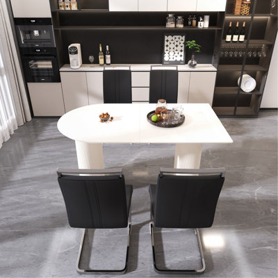 Ensemble de table de salle à manger en bois aggloméré de 63 po de style Crème de 63 po et de chaise de salle à manger en polyuréthane sans accoudoirs. Assemblez l'ensemble de chaises de bureau et de pieds en métal plaqué argent, convenant à la maison et à la cuisine.