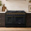 Cosmo 48 po. Collection Vista de 6,6 pi³ Cuisinière à gaz double four, 8 brûleurs, panneau DEL, grilles en fonte, noir mat