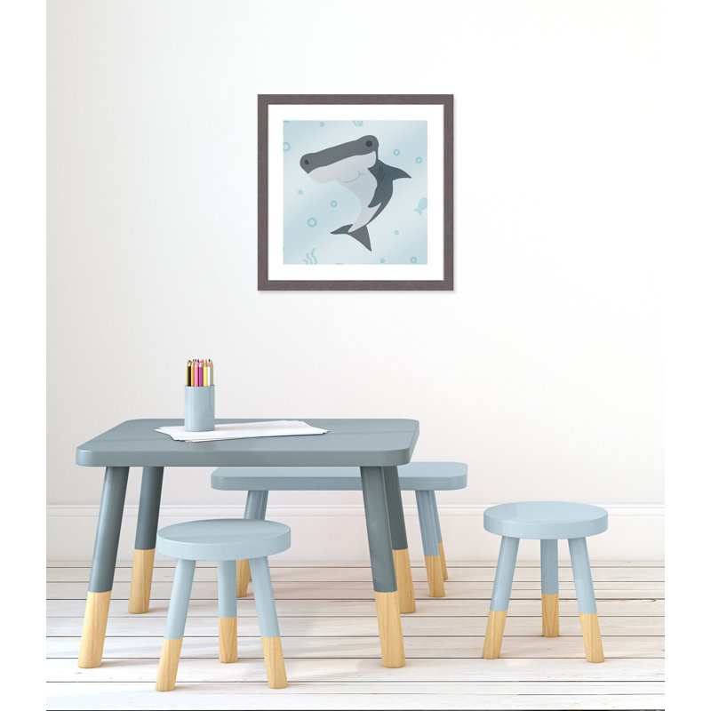 Impression sur papier Happy Hammerhead, H 22,5 po x l 22,5 po x P 0,6 po, Encadré plat à grain de bois gris
