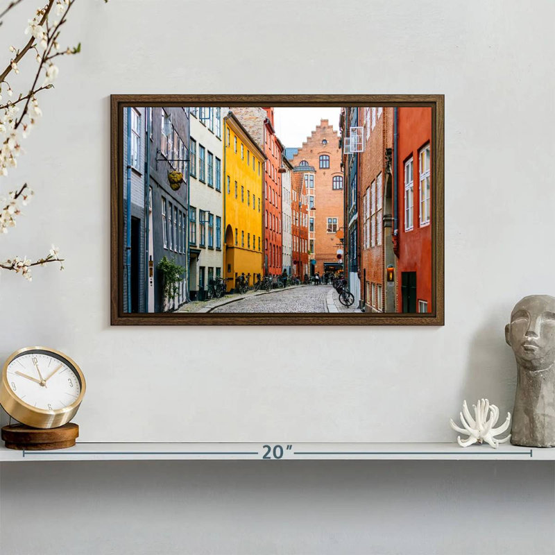 Rue à Copenhague, H 13 po x l 9 po, Cadre flottant noyer