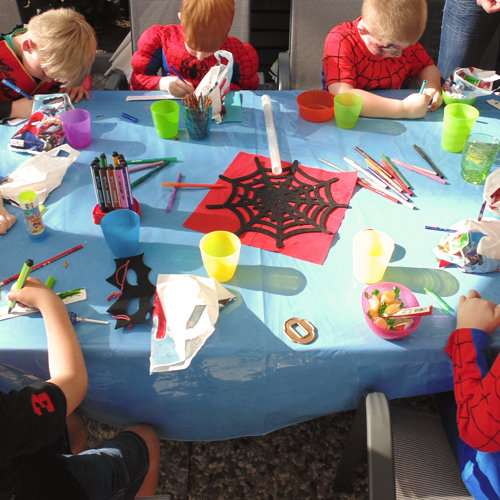 Spiderman-Bastelein zum Kindergeburtstag
