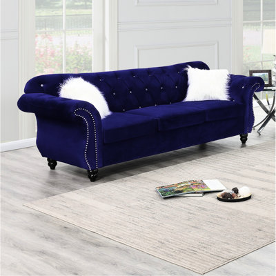 Canapé en velours indigo avec coussins, design de luxe traditionnel, accents classiques avec accoudoirs roulés, garnitures cloutées argentées pour le salon
