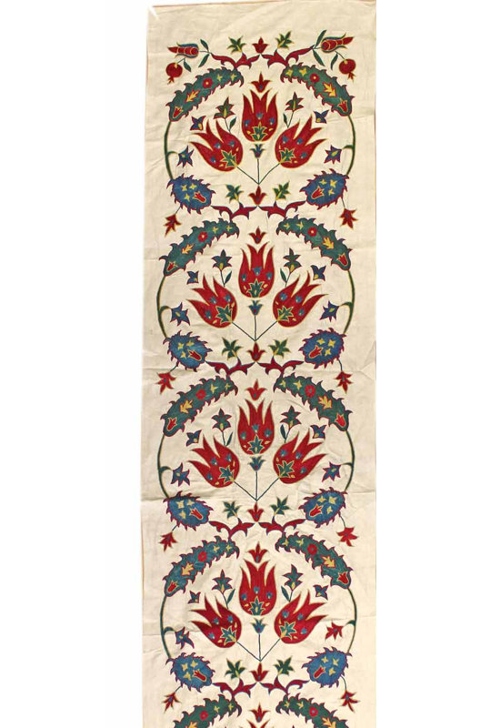 Tapis unique beige, rouge et vert de 1 pi 8 po x 7 pi 1 po