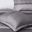 Édredon grand / gris taupe 7 pièces. Tissu. Comprend un édredon, des taies décoratives, des coussins décoratifs et une jupe de lit. Lavable à la machine pour grand lit. Gris / taupe Motif de broderie. Facile à entretenir-118650009-118650010