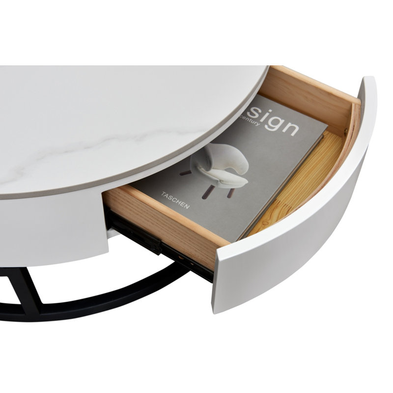 Ensemble de tables basses modernes en noir et blanc.