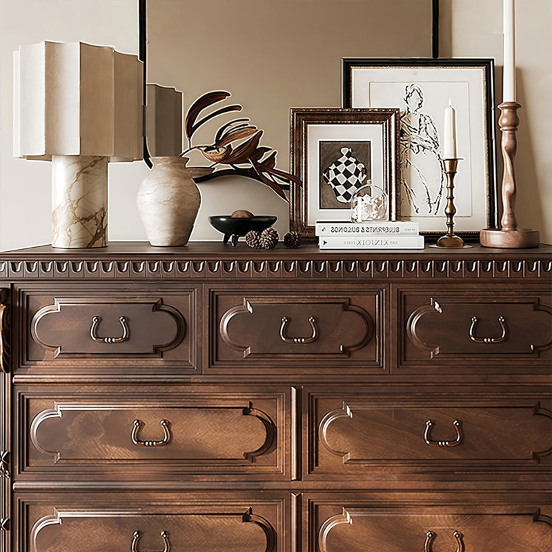 Armoire à neuf tiroirs en bois massif brun foncé