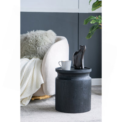 Charmante table d'appoint cylindrique en bois pour une décoration polyvalente